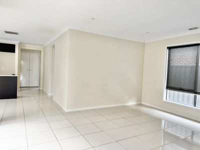 5 Lambertia Crescent, Manor Lakes