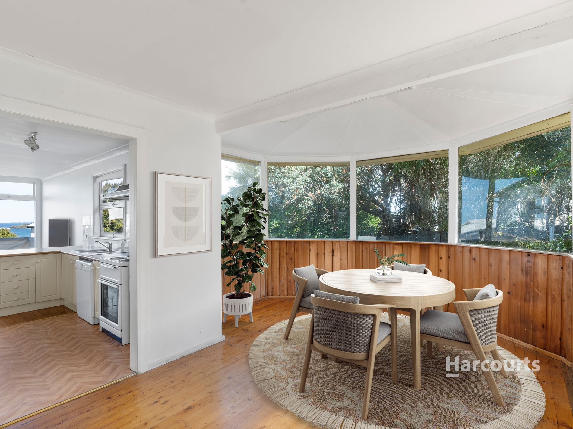 56 Sunset Strip, Manyana