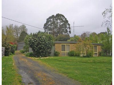 12 Douglas Road, Mount Macedon