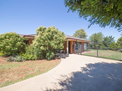 98 Twickenham Drive, Dubbo