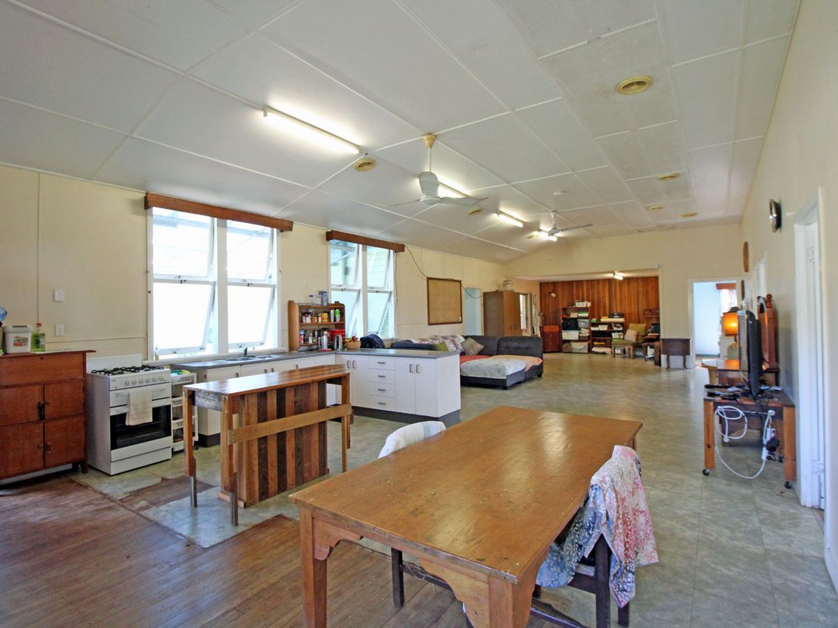 63 Planet Avenue, Atherton