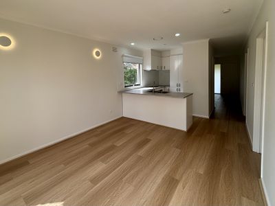 1 / 10 Templewood Crescent, Avondale Heights