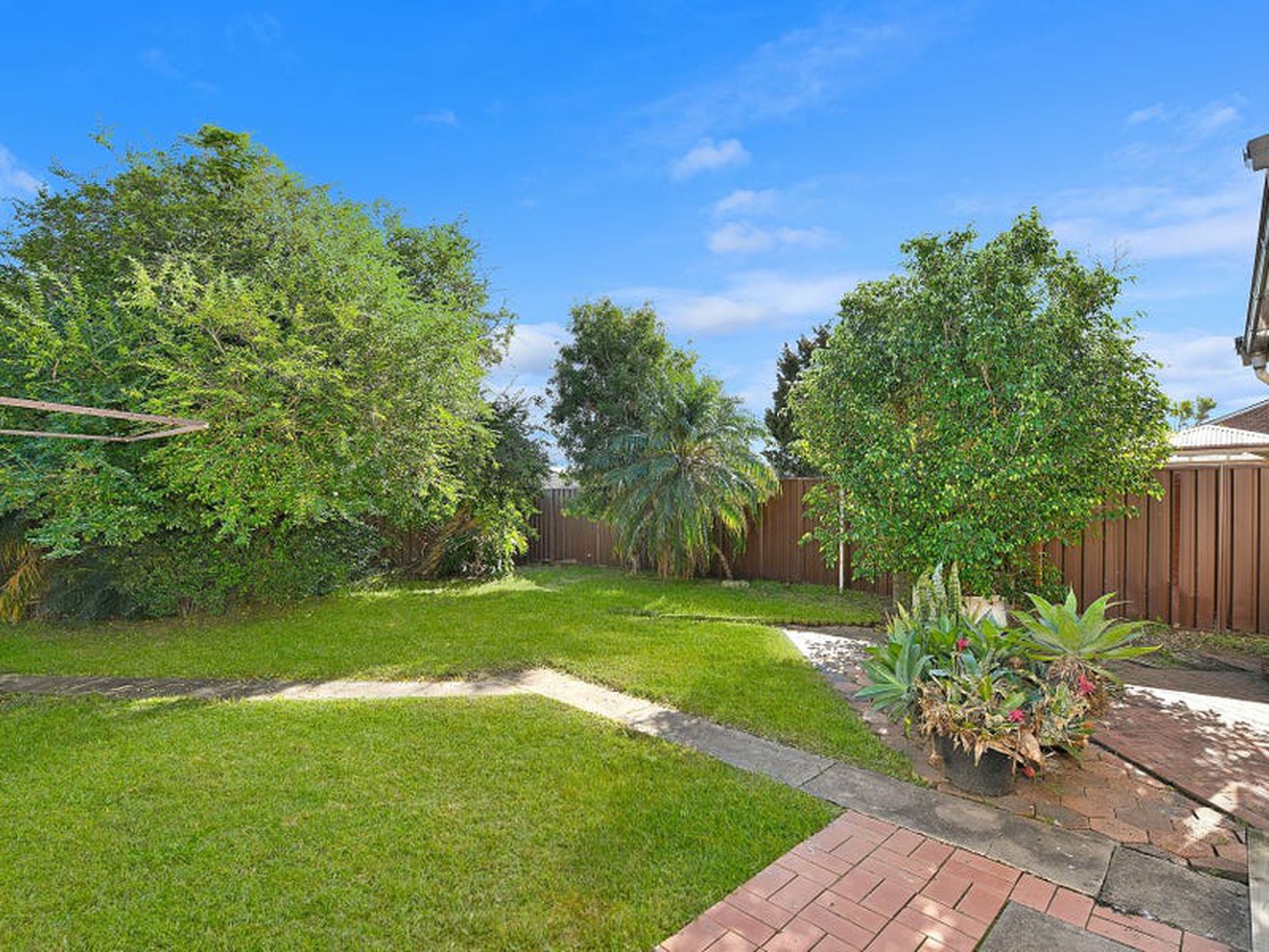 10 Messines Avenue, Milperra