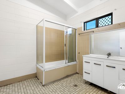 60 Hollywood Boulevard, White Rock