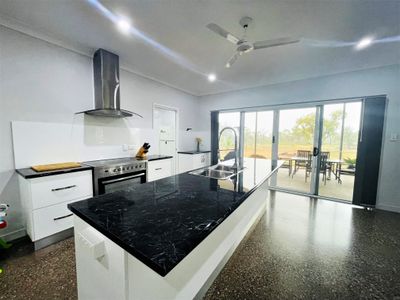 303 Acaciavale Road, Breddan