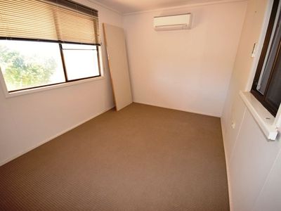 33 Lark Street, Longreach