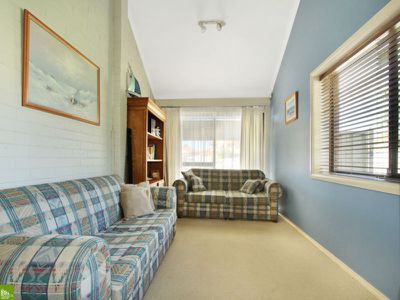 15 Peterborough Avenue, Lake Illawarra