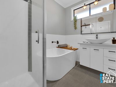 2 / 4 Philip Road, Hallam