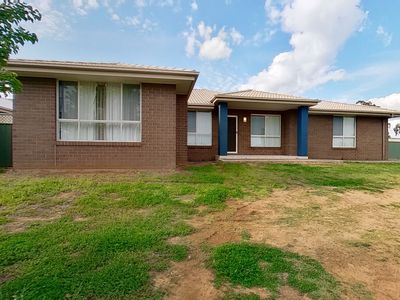 24 Dalbeattie Crescent, Dubbo