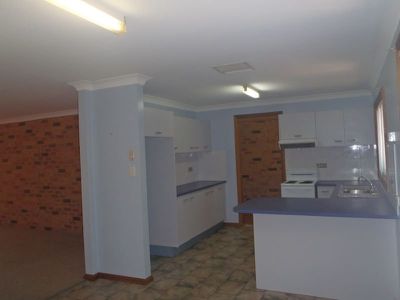 1&2 / 1 Hellyer Court, Dubbo