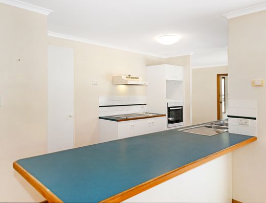 SPACIOUS HOME WITH PARK RESERVE BACKDROP image 6