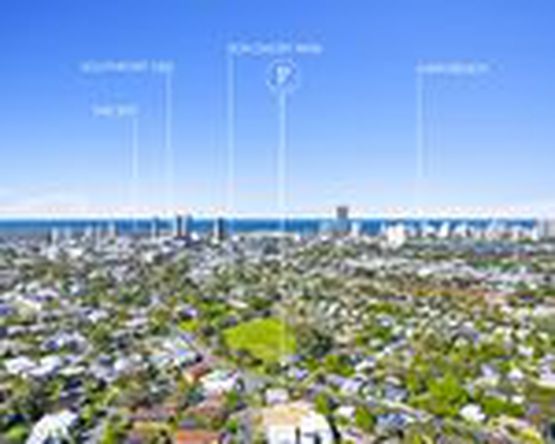 2 / 6 Caroline Avenue, Southport