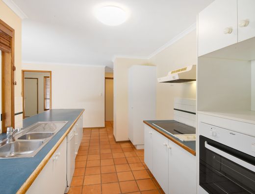 SPACIOUS HOME WITH PARK RESERVE BACKDROP image 5