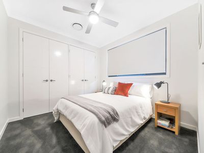 5 Commodore Place, Manly West