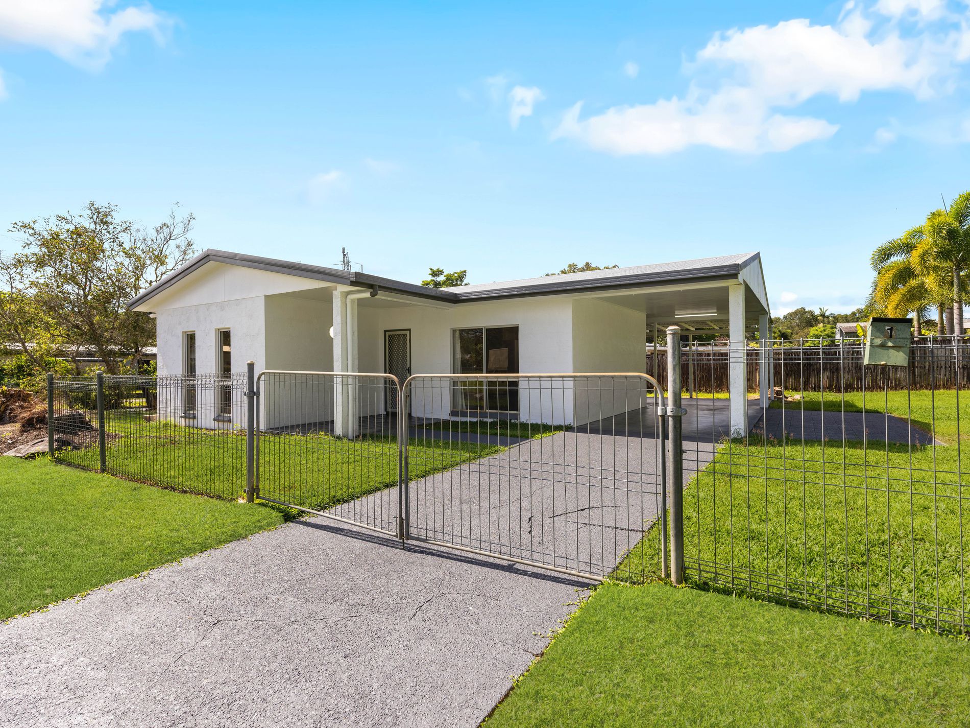 25 Hollywood Boulevard, White Rock