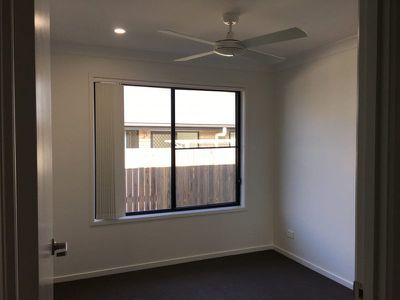 2 / 102 Bradman Way, Urangan