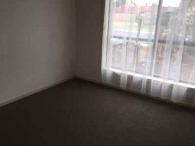 1 / 2 Wilson Crescent, Hoppers Crossing