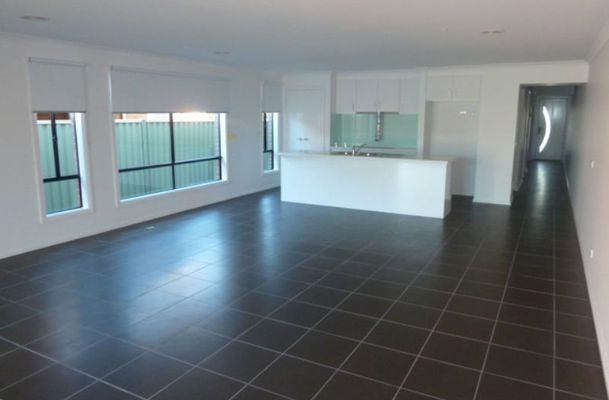 2 / 14 Burgess Street, Tullamarine