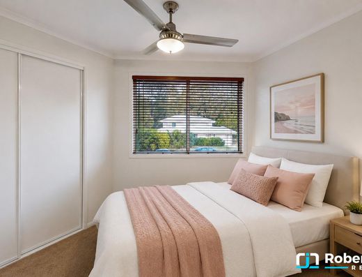 Spacious Family Living Opposite Tewantin Golf Course image 18