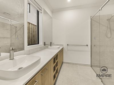 34 Guling , Clyde North