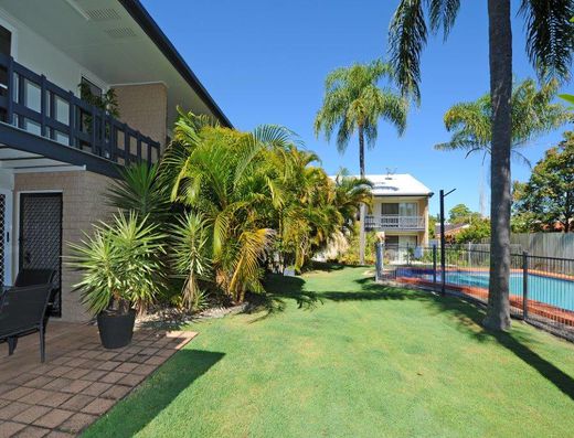 Renovated townhouse close to beach image 1