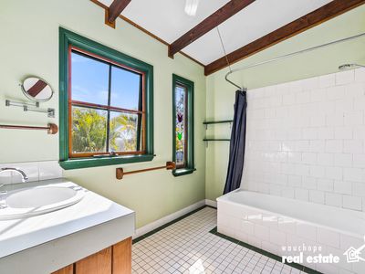490 Beechwood Road, Beechwood