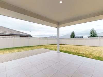 64 Champagne Drive, Dubbo