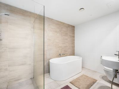 911 / 2 COMO CRESCENT, Southport
