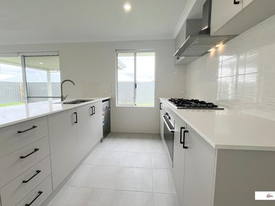 12 Oxley Street, Lakelands