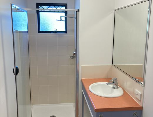 Noosa Lakes 1 Bedroom Upstairs Apartment image 6