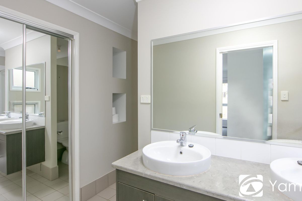 98 Lakes Boulevard, Wooloweyah