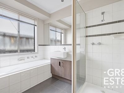 4 Dan Morgan Drive, Cranbourne East