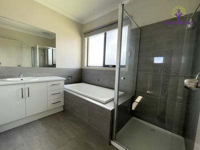 1 / 5 Equine Court, Tarneit