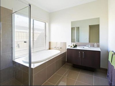 6 Sandridge Street, Leopold