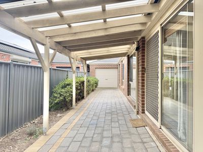 10 Maclarens Close, Manor Lakes