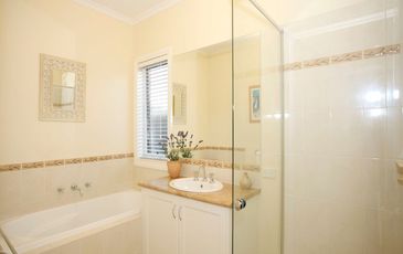 8 Lakeside Drive, Berwick