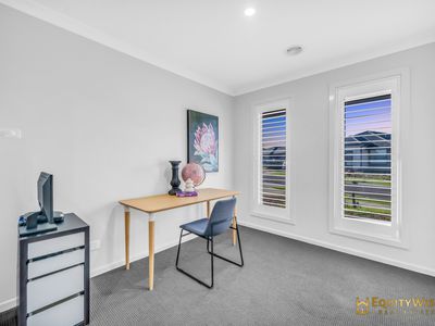 24 Dutch Avenue, Manor Lakes
