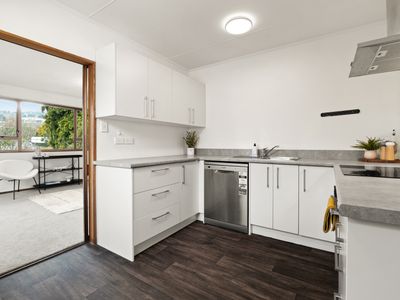 B / 352 Pine Hill Road, Liberton