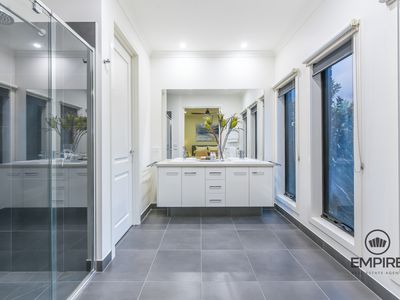 2 Lilydale Avenue, Clyde North