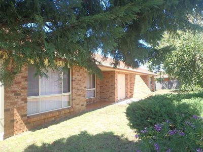 1&2 / 1 Hellyer Court, Dubbo