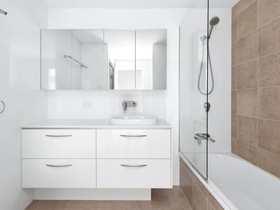 3 / 11 University Road, Mitchelton