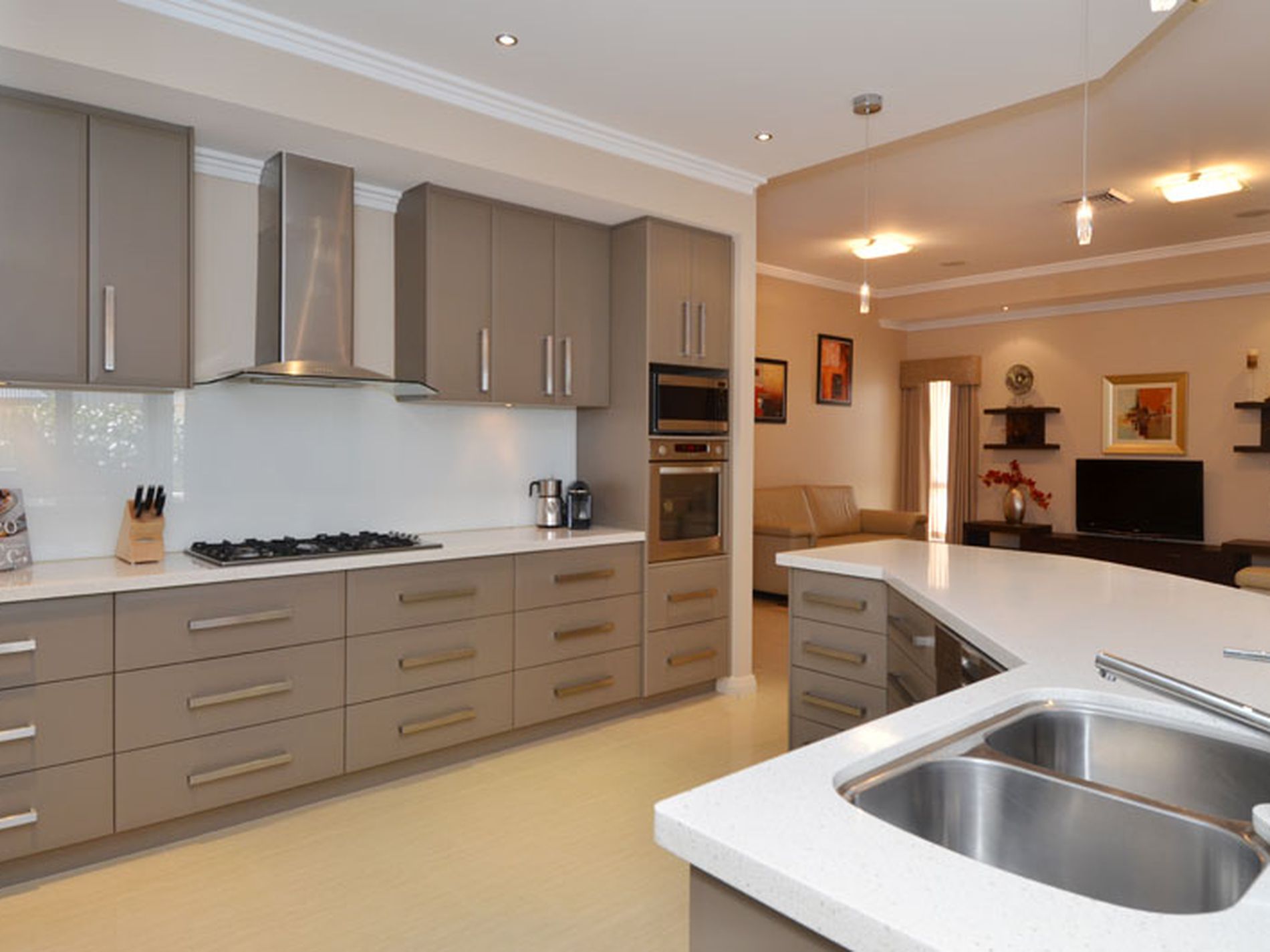 5 Buchanan Court, Somerville