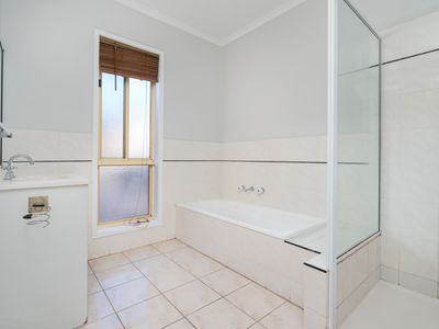 2 / 10 THRUSH COURT, West Wodonga