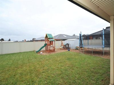 8 Crossley Avenue, Epsom