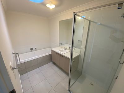 33 Brentham Crescent, Werribee