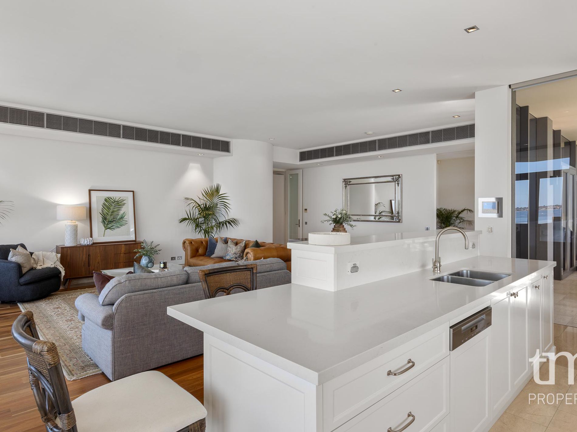 9 / 8 Mounts Bay Road, Crawley