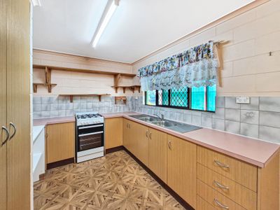 51 Planet Avenue, Atherton