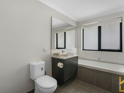 33 Charlwood Promenade, Werribee