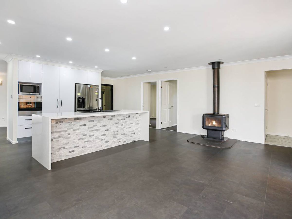 25 Storer Street, Atherton