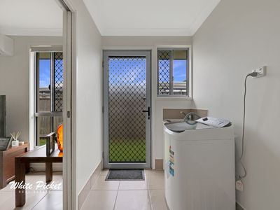 1 / 12 Wisteria Avenue, Ooralea Waters